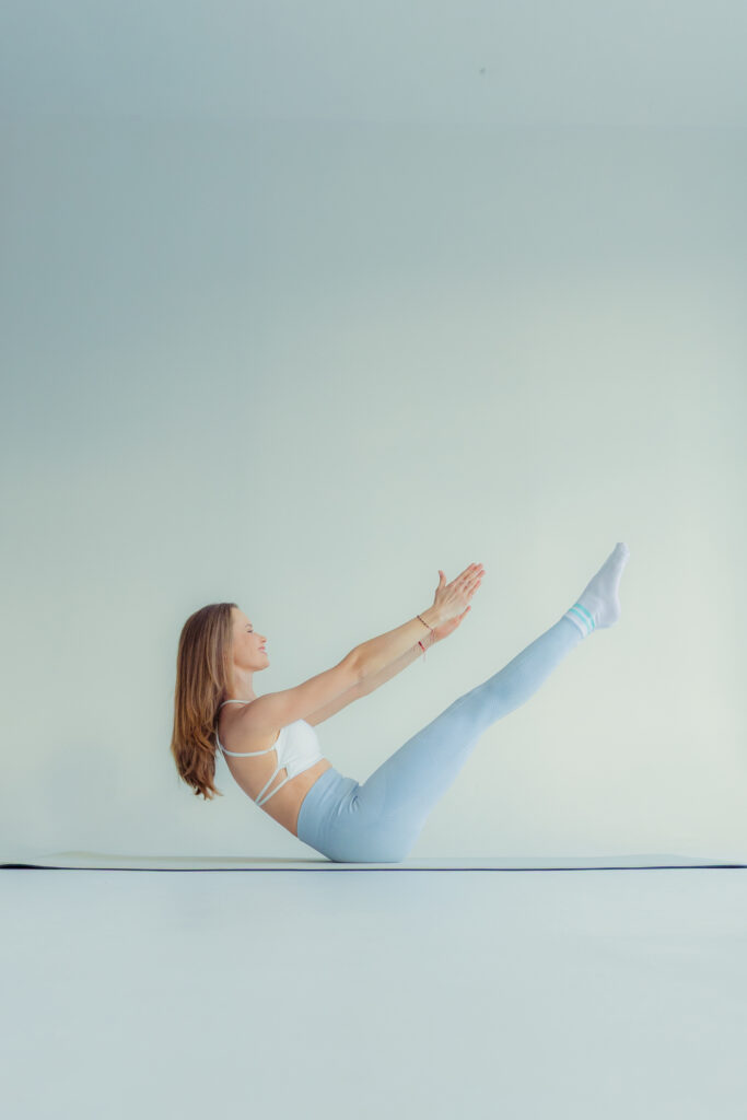 instruktorka pilates pokazuje teaser